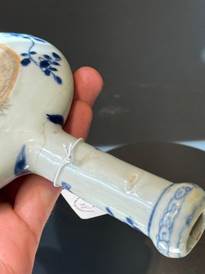 A Chinese porcelain spittoon, two walking stick knobs, five knife handles, Kangxi/Qianlong — photo 5