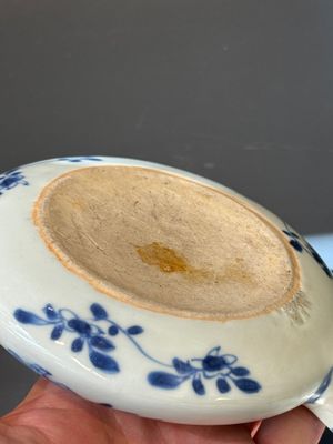 A Chinese porcelain spittoon, two walking stick knobs, five knife handles, Kangxi/Qianlong — photo 6