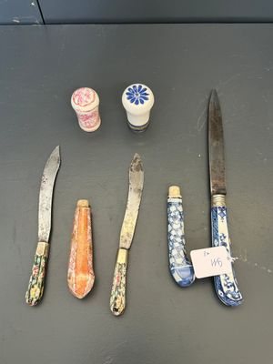 A Chinese porcelain spittoon, two walking stick knobs, five knife handles, Kangxi/Qianlong — photo 7
