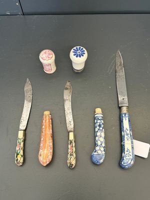 A Chinese porcelain spittoon, two walking stick knobs, five knife handles, Kangxi/Qianlong — photo 8