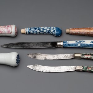 A Chinese porcelain spittoon, two walking stick knobs, five knife handles, Kangxi/Qianlong — photo 2