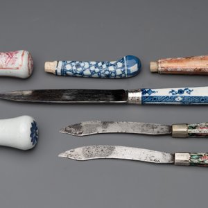 A Chinese porcelain spittoon, two walking stick knobs, five knife handles, Kangxi/Qianlong — photo 3