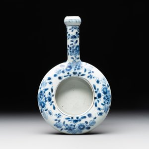 A Chinese porcelain spittoon, two walking stick knobs, five knife handles, Kangxi/Qianlong — photo 4