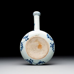 A Chinese porcelain spittoon, two walking stick knobs, five knife handles, Kangxi/Qianlong — photo 5