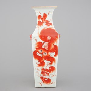 A Chinese porcelain square vase with foo dogs, 19th C. — photo 1
