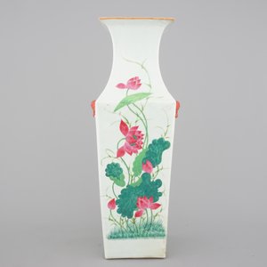 A Chinese porcelain square vase with foo dogs, 19th C. — photo 3
