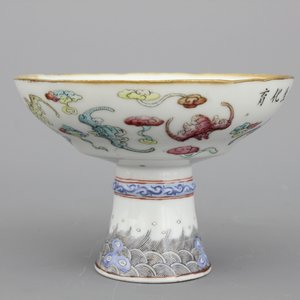 A Chinese porcelain stem cup with bats and inscription, 19th C. — 照片 2