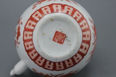 A Chinese porcelain tea pot and a pair of cups, 19th C.