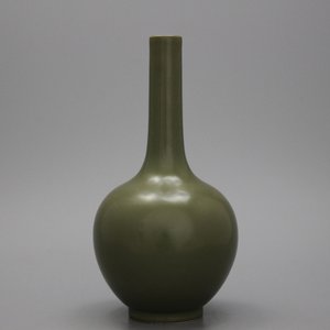 A Chinese porcelain teadust glazed bottle vase, 20th C. — 照片 1