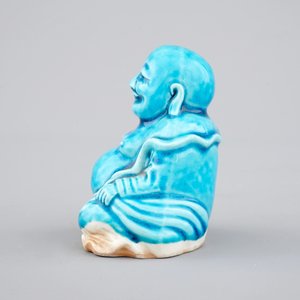 A Chinese porcelain turquoise figure of a seated Buddha, Kangxi — photo 3