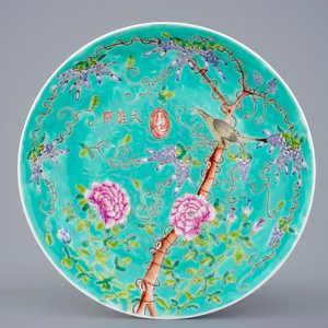 A Chinese porcelain turquoise ground Dayazhai style plate, 19/20th C. — photo 1
