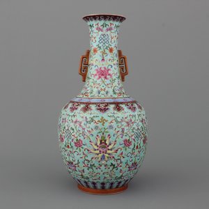 A Chinese porcelain turquoise ground famille rose "Happiness" vase, 20th C. — photo 1