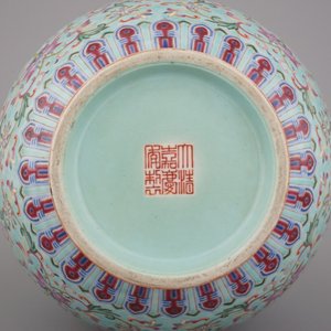 A Chinese porcelain turquoise ground famille rose "Happiness" vase, 20th C. — photo 2