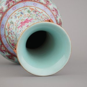 A Chinese porcelain turquoise ground famille rose "Happiness" vase, 20th C. — photo 3