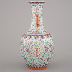 A Chinese porcelain turquoise ground famille rose "Happiness" vase, 20th C. — photo 4