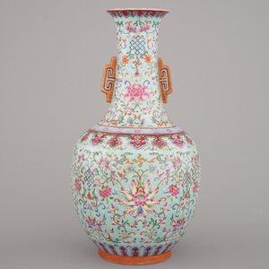 A Chinese porcelain turquoise ground famille rose "Happiness" vase, 20th C. — photo 6