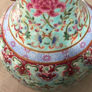 A Chinese porcelain turquoise ground famille rose "Happiness" vase, 20th C. — photo 10
