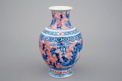 Un vase en porcelaine de Chine aux dragons en bleu et rouge, 19ème