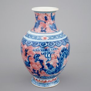 A Chinese porcelain underglaze red and blue dragon vase, 19th C. — 照片 1