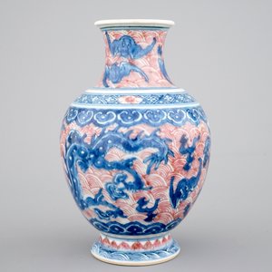 A Chinese porcelain underglaze red and blue dragon vase, 19th C. — 照片 3