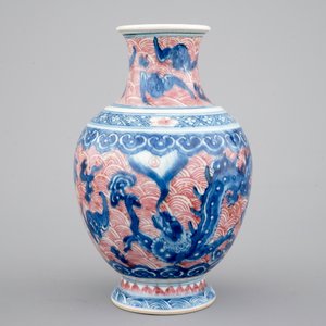 A Chinese porcelain underglaze red and blue dragon vase, 19th C. — 照片 4