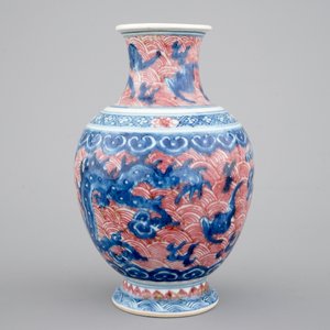A Chinese porcelain underglaze red and blue dragon vase, 19th C. — 照片 5