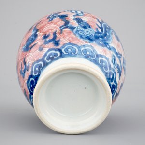 A Chinese porcelain underglaze red and blue dragon vase, 19th C. — 照片 7