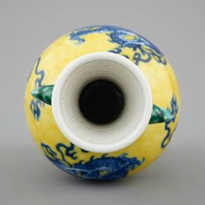 A Chinese porcelain vase with a blue dragon on a yellow ground, 19/20th C. — photo 5