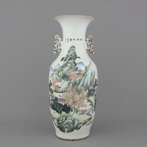 A Chinese porcelain vase with a landscape decor, 19/20th C. — 照片 1