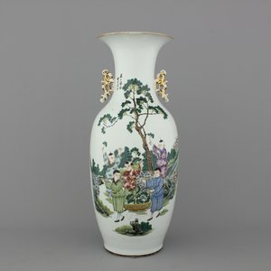 A Chinese porcelain vase with boys playing in a garden, 19/20th C. — photo 1