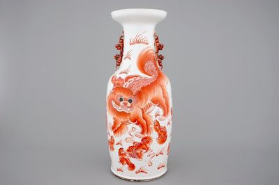 A Chinese porcelain vase with foo dogs, 19th C.