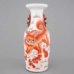A Chinese porcelain vase with foo dogs, 19th C. — photo 1