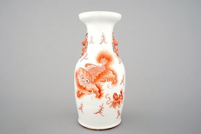 Un vase en porcelaine de Chine au décor de chiens de foo, 19ème