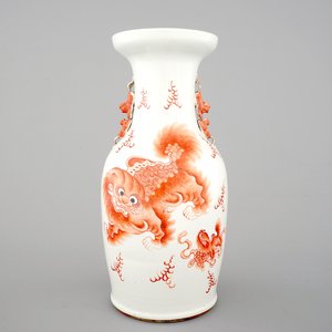 Un vase en porcelaine de Chine au décor de chiens de foo, 19ème — photo 1