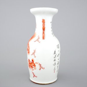 Un vase en porcelaine de Chine au décor de chiens de foo, 19ème — photo 2