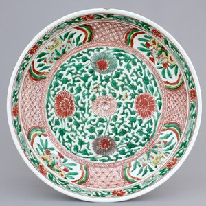 A Chinese porcelain wucai dish, Kangxi mark and of the period, ca. 1666-1700 — 照片 1