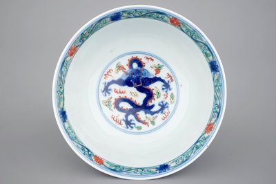 A Chinese porcelain wucai dragon bowl, 19/20th C.