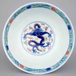 A Chinese porcelain wucai dragon bowl, 19/20th C. — photo 1
