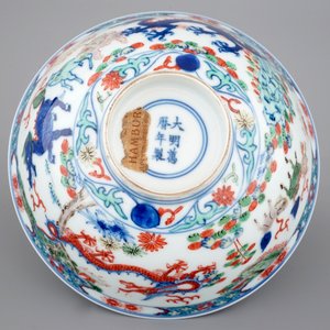 A Chinese porcelain wucai dragon bowl, 19/20th C. — photo 2