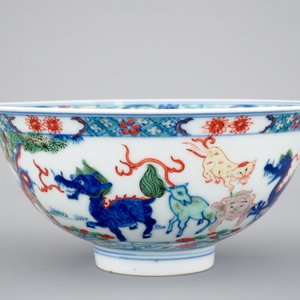 A Chinese porcelain wucai dragon bowl, 19/20th C. — photo 3