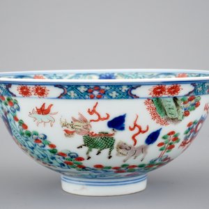 A Chinese porcelain wucai dragon bowl, 19/20th C. — photo 4