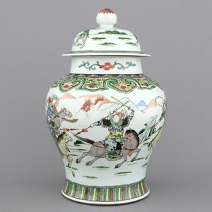 A Chinese porcelain wucai vase and cover depicting warriors on horseback, 19th C. — photo 1