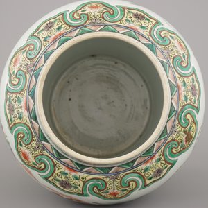 A Chinese porcelain wucai vase and cover depicting warriors on horseback, 19th C. — photo 8