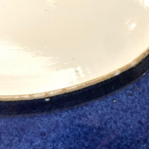 A Chinese powder blue and gilt dish with floral design, Kangxi — 照片 8