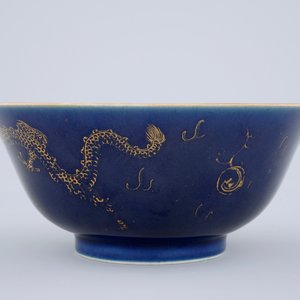 A Chinese powder blue and gilt dragon bowl, 18/19th C. — photo 2