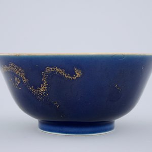 A Chinese powder blue and gilt dragon bowl, 18/19th C. — photo 4
