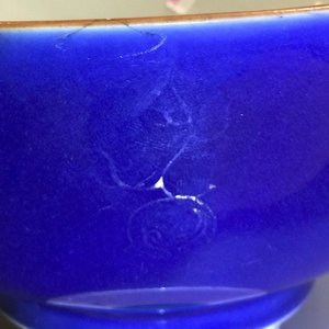A Chinese powder blue and gilt dragon bowl, 18/19th C. — photo 7