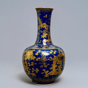 A Chinese powder blue and gilt 'dragon' vase, ca. 1900 — 照片 1