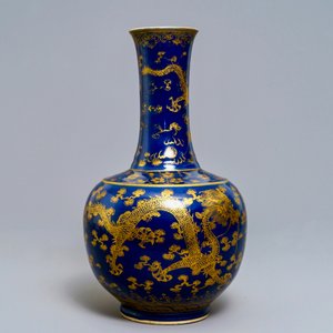 A Chinese powder blue and gilt 'dragon' vase, ca. 1900 — 照片 2