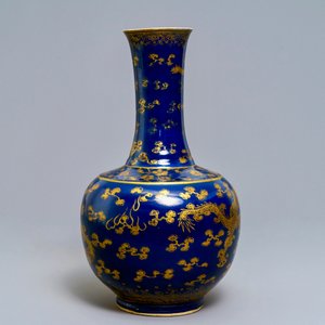 A Chinese powder blue and gilt 'dragon' vase, ca. 1900 — 照片 3